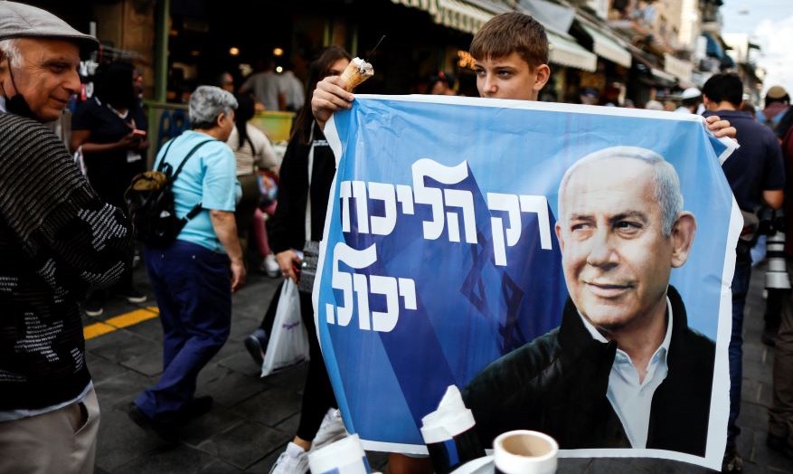 A supporter of former Israeli PM Benjamin Netanyahu at Mahane Yehuda market, Jerusalem, Oct. 31, 2022. (Reuters)