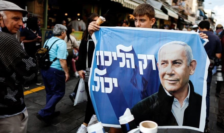 A supporter of former Israeli PM Benjamin Netanyahu at Mahane Yehuda market, Jerusalem, Oct. 31, 2022. (Reuters)