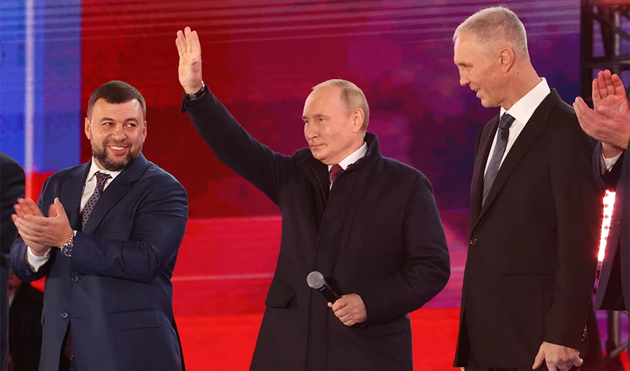 Russian President Vladimir Putin (C) addresses a rally and a concert marking the annexation of four regions of Ukraine Russian troops occupy - Lugansk, Donetsk, Kherson and Zaporizhzhia, at Red Square in central Moscow on September 30, 2022. (AFP)