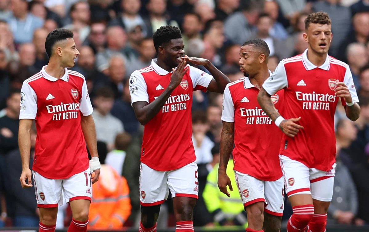 Arsenal beats 10-man Tottenham 3-1 to stay atop EPL table