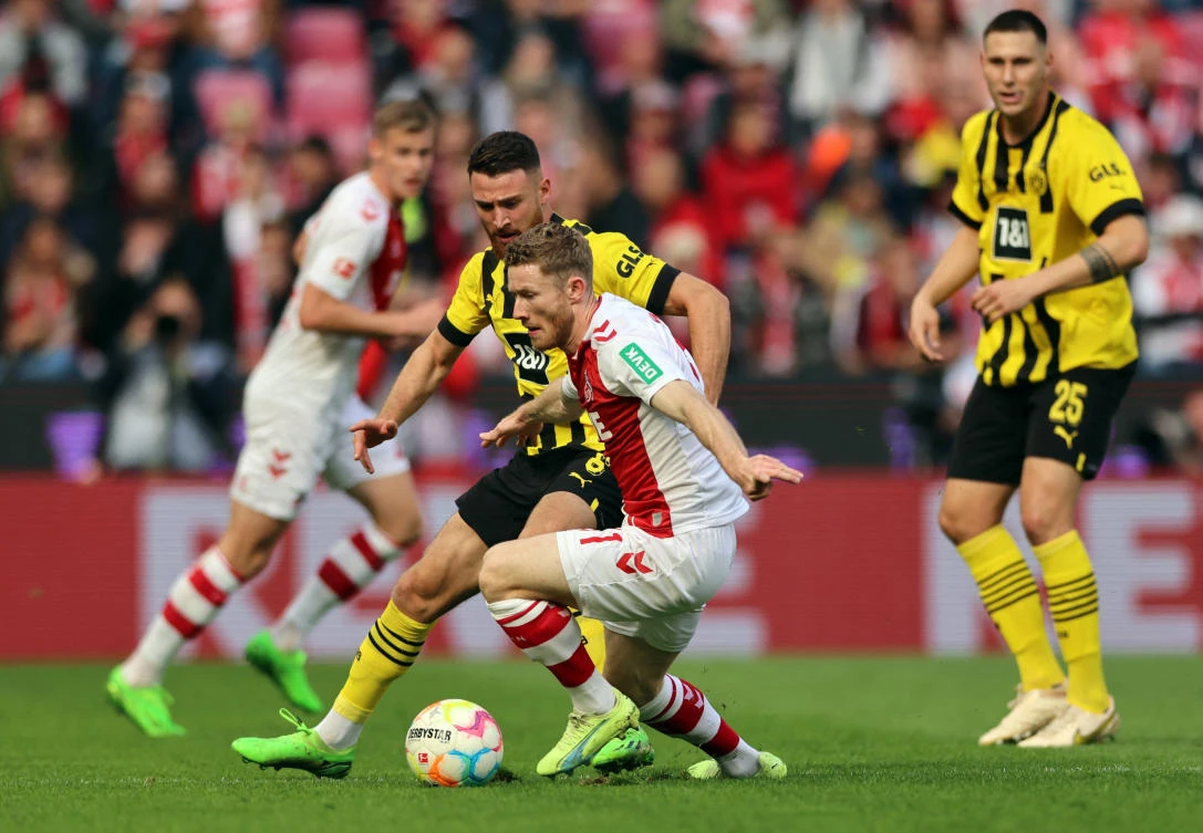 Dortmund miss chance to go top with collapse in Cologne