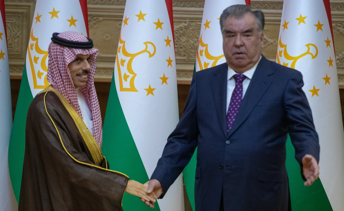 Saudi Foreign Minister Prince Faisal bin Farhan is greeted by the President of Tajikistan Emomali Rahmon at the presidential palace in Dushanbe on Monday. (SPA)
