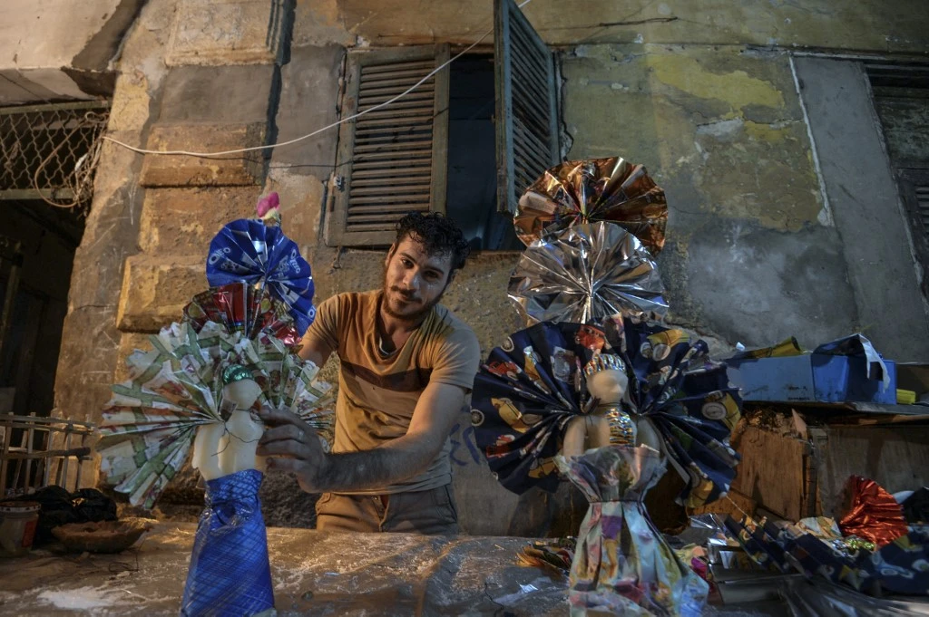 A man decorates traditional sugar candy at a market in Cairo ahead of El-Mawlid El-Nabawi. Mawlid dolls, made in the past with sugar and water, are synonymous with the celebration. (AFP file photo)