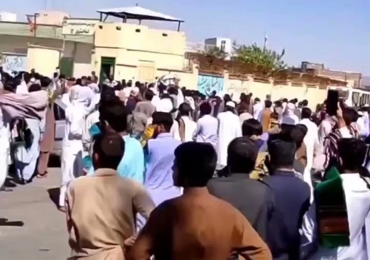 Pakistanis returning from Iran’s Zahedan say fighting spills to neighboring areas