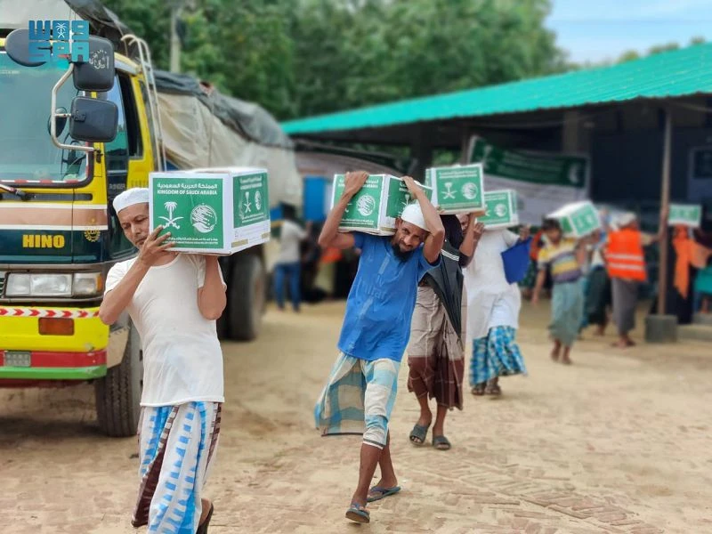 KSRelief distributes food baskets in Pakistan to people affected by the recent floods. (SPA)