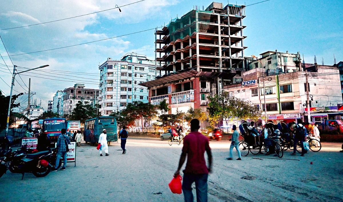 Commuters make their way along a street in Dhaka during a blackout following a power grid failure, the government’s power utility company said. (AFP)