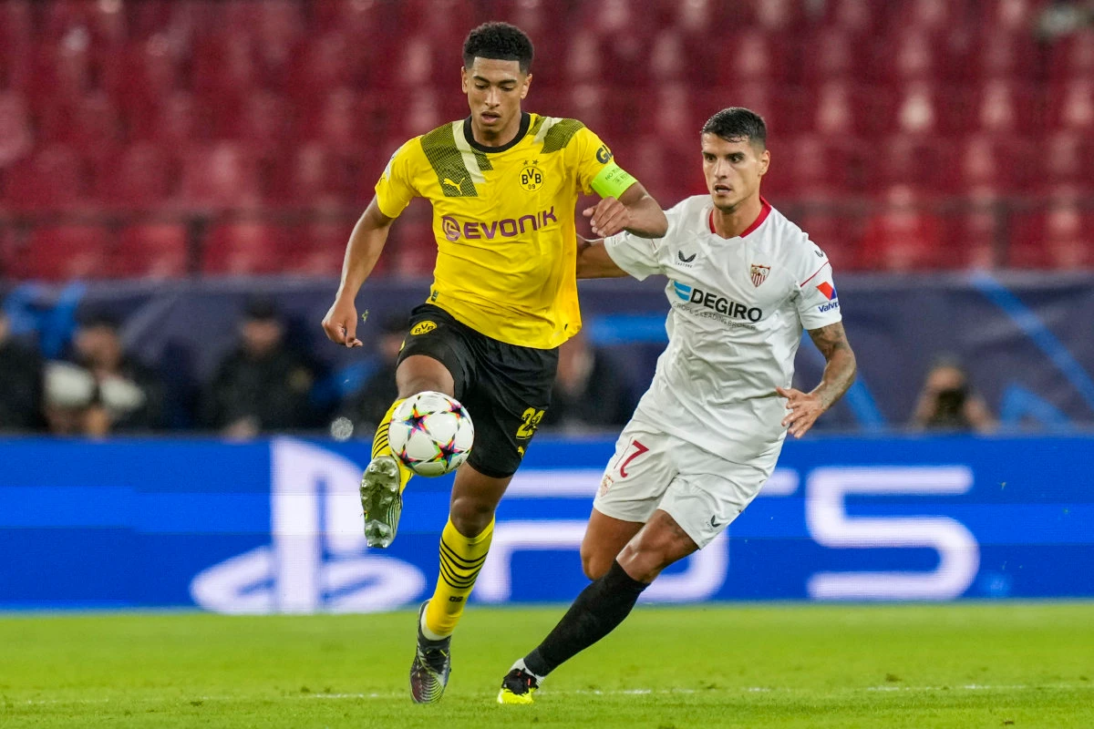 Dortmund's Jude Bellingham, left, and Sevilla's Suso during their Group G Champions League match at the Ramon Sanchez Pizjuan stadium in Seville, Spain, on Oct. 5, 2022 (AP)