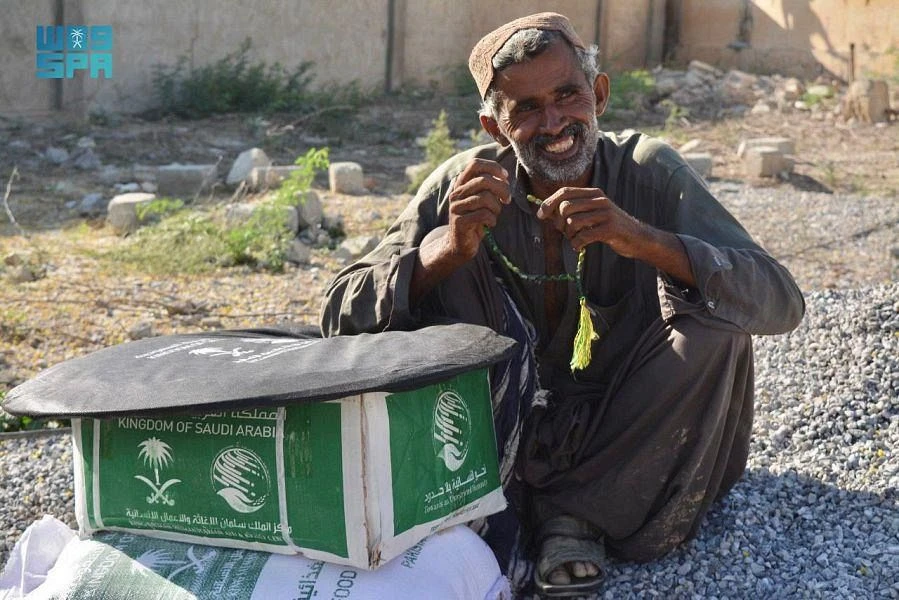 KSRelief distributes food baskets in Pakistan, Lebanon