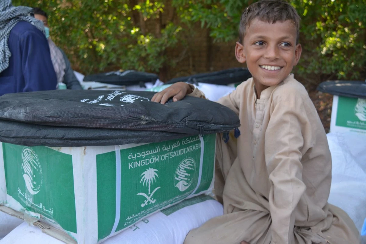 KSRelief teams distributed 3,028 food baskets to flood-hit Pakistan. (@KSRelief_EN)