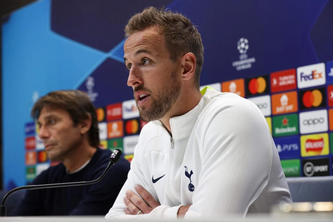 Tottenham Hotspur’s English striker Harry Kane and Italian head coach Antonio Conte attend a press conference at Tottenham Hotspur Football Club Training Ground in north London on Tuesday. (AFP)