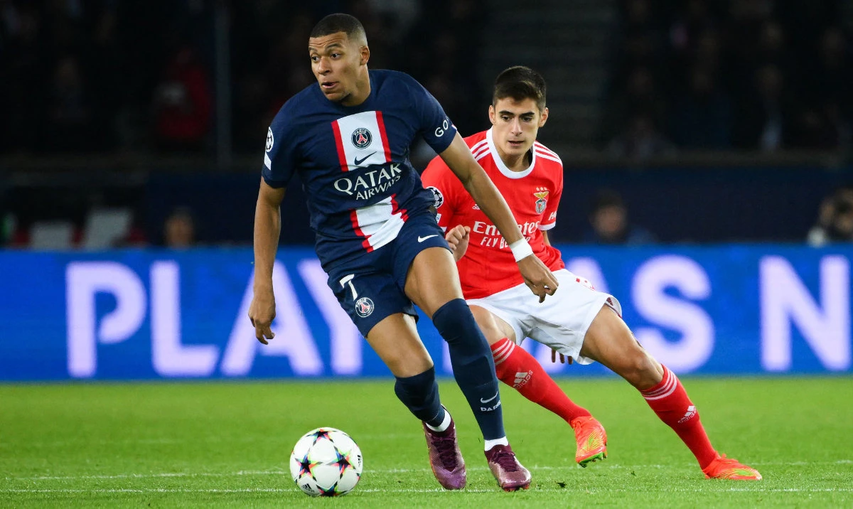 Paris Saint-Germain's French forward Kylian Mbappe (L) and Benfica's Portuguese defender Antonio Silva during their UEFA Champions League Group H at The Parc des Princes Stadium, on Oct. 11, 2022. (AFP)