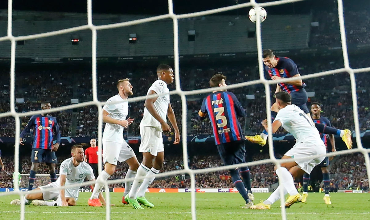 Barcelona's Polish forward Robert Lewandowski (R) scores his team's third goal during the UEFA Champions League 1st round, Group C, lmatch against Inter Milan at the Camp Nou stadium in Barcelona on Oct. 12, 2022. (AFP)