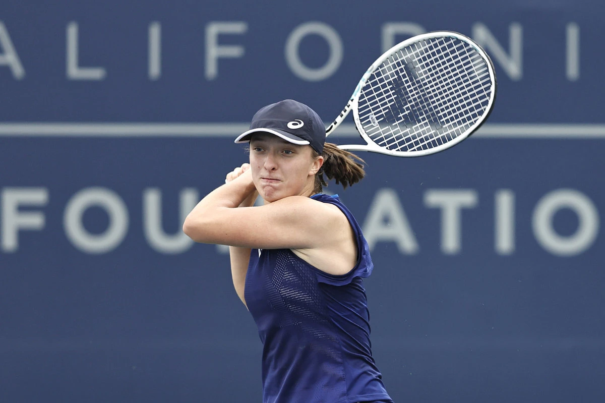 Top-ranked Swiatek advances with three-set victory in San Diego Open