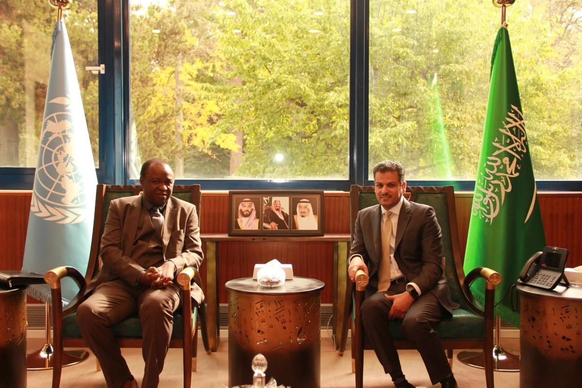 Abdulmohsen Majed bin Khothaila met Seyaka Sonko. (SPA)