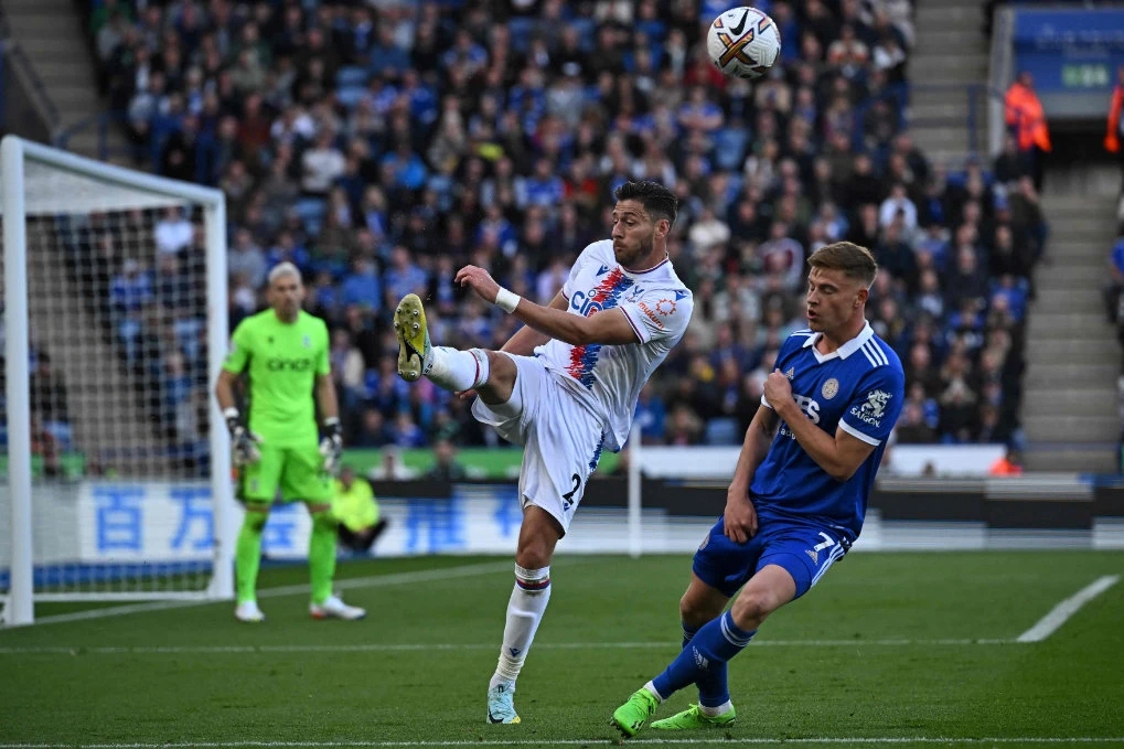Crystal Palace's English defender Joel Ward (C) clears under pressure from Leicester City's English midfielder Harvey Barnes (R) during the English Premier League football match at King Power Stadium in Leicester, central England on October 15, 2022. (AFP)