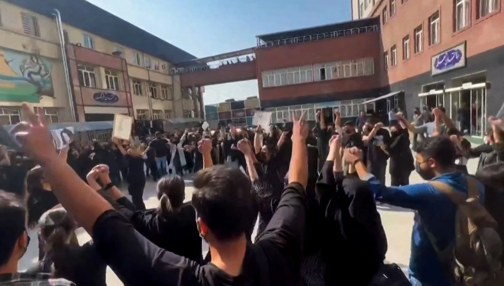 ‘Mullahs must get lost,’ Iranians sing at new protests