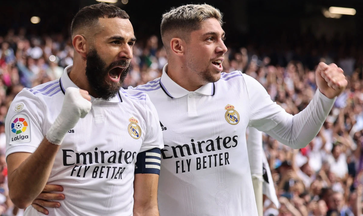 Real Madrid's French forward Karim Benzema (L) with teammate Uruguayan midfielder Federico Valverde after scoring his team's first goal during their Spanish League football match against FC Barcelona at Santiago Bernabeu stadium on Oct. 16, 2022. (AFP)