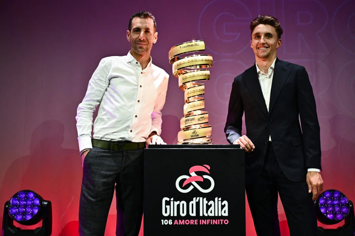Italian rider Vincenzo Nibali (L) and Australian rider Jai Hindley pose with the "Trofeo Senza Fine" (Endless Trophy) race winner's trophy during the presentation of the 2023 Giro d'Italia cycling race on Oct. 17, 2022 in Milan. (AFP)