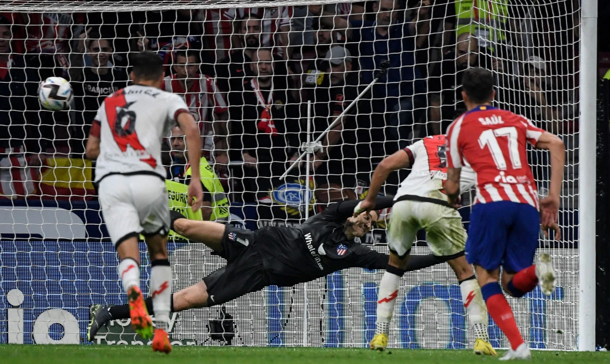 Rayo Vallecano's Colombian forward Radamel Falcao (2nd-R) shoots and scores a penalty kick past Atletico Madrid's Croatian goalkeeper Ivo Grbic (C) during their Spanish league match at the Wanda Metropolitano stadium in Madrid on Oct. 18, 2022. (AFP)