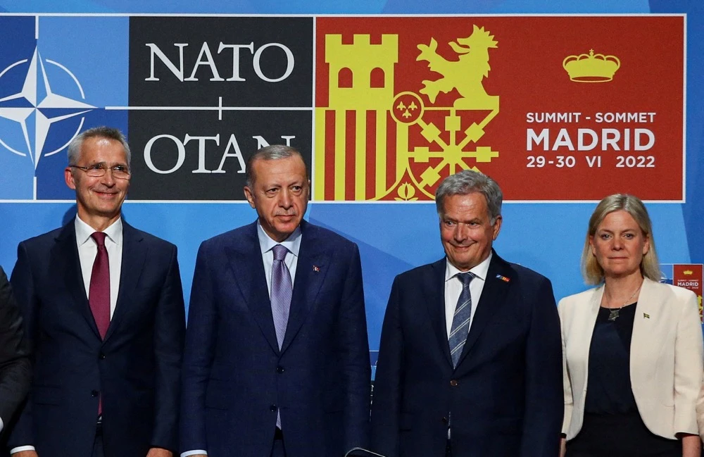 NATO Secretary General Jens Stoltenberg, Turkish President Tayyip Erdogan, Finland's President Sauli Niinisto and Sweden's Prime Minister Magdalena Andersson pose after signing a document during a NATO summit in Madrid, Spain, June 28, 2022. (Reuters)