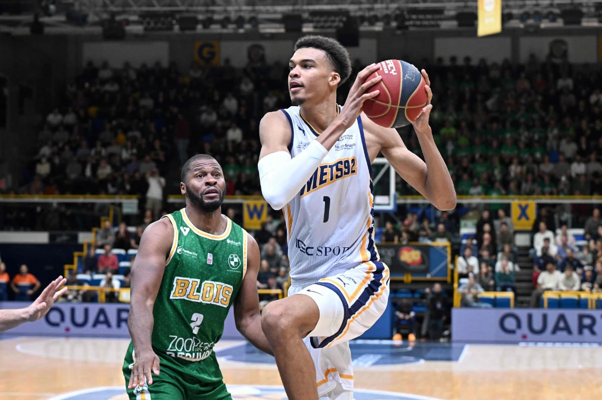 Metropolitan 92's Victor Wembanyama (R) in action with Blois' Tyren Johnson during the basketball match between Boulogne-Levallois Metropolitans 92 and ADA Blois Basket 41 on Oct. 21, 2022. (AFP)