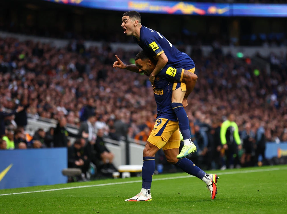 Newcastle beat Tottenham to move into Premier League top four
