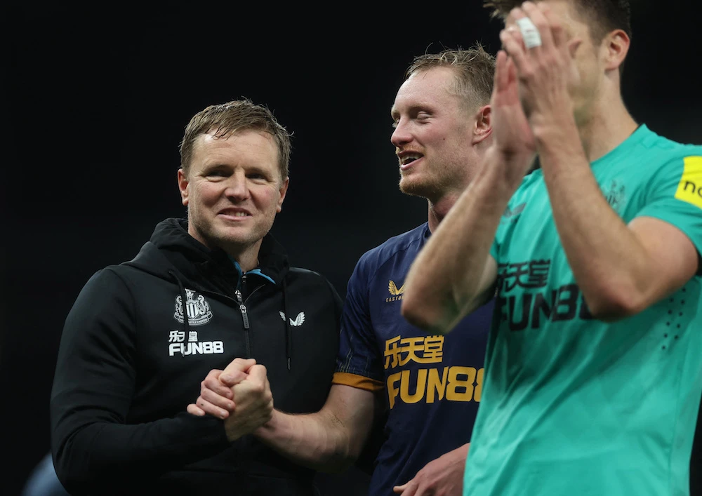 Newcastle United manager Eddie Howe shakes hands with Sean Longstaff after the match at Tottenham Hotspur. (Action Images via Reuters)