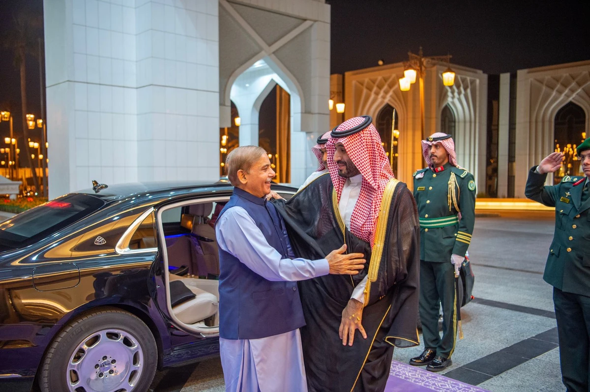 Saudi crown prince receives Pakistan PM in Riyadh