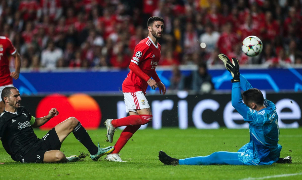 Benfica's Portuguese midfielder Rafa Silva (C) scores his team's fourth goal in spite of Juventus' Italian defender Leonardo Bonucci (L) and Juventus' Polish goalkeeper Wojciech Szczesny during their Champions League Group H match on Oct. 25, 2022. (AFP)