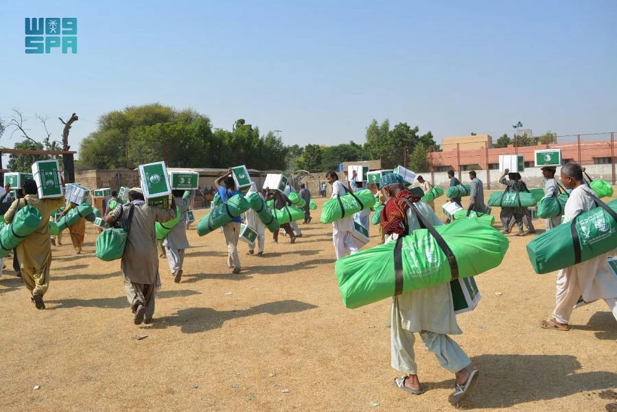 KSRelief distributes shelter kits in flood-hit Pakistan