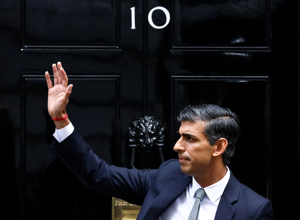Britain's new Prime Minister Rishi Sunak waves as he enters Number 10 Downing Street, in London, Britain, Oct. 25, 2022. (Reuters)