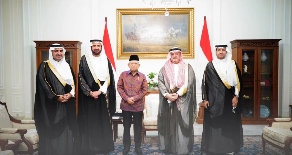 Tawfiq Al-Rabiah met Indonesian Ma’ruf Amin in Jakarta. (SPA)