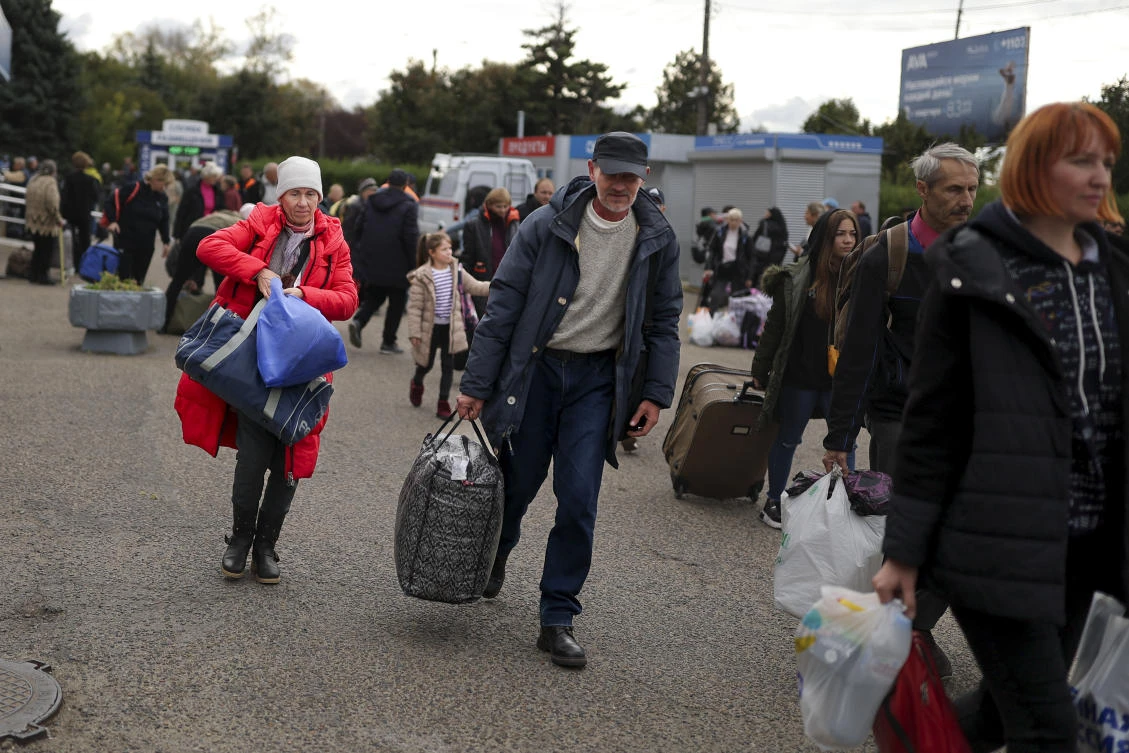 Moscow’s occupational authorities in the southern Ukrainian region have urged residents to cross to the right bank of the Dnipro River. (AP)