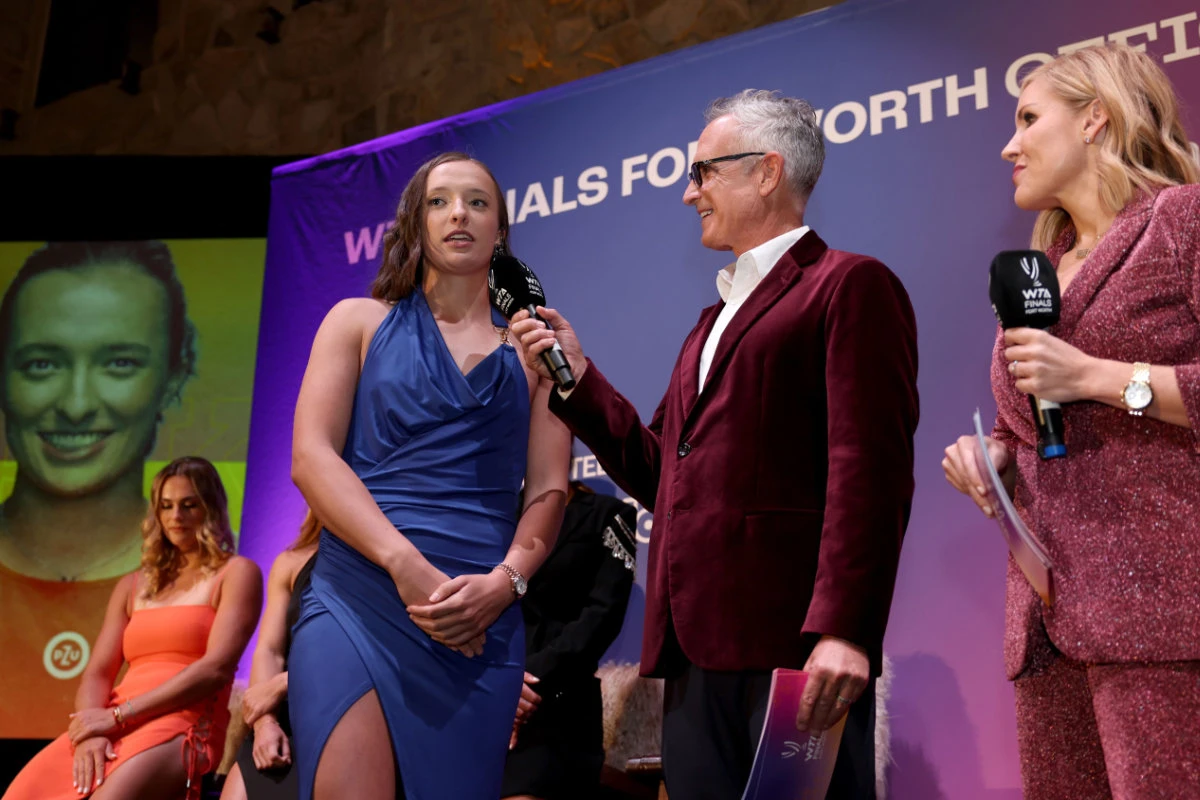 Iga Swiatek is interviewed by Andrew Krasny during the draw ceremony for the 2022 WTA Finals, part of the Hologic WTA Tour, on October 28, 2022 in Fort Worth, Texas. (Getty Images/AFP)