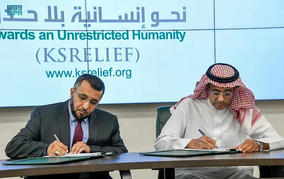 KSRelief Assistant Secretary General Ahmed Al-Baiz signs agreement in Riyadh to implement project that aims to reintegrate Yemeni children into society. (SPA)
