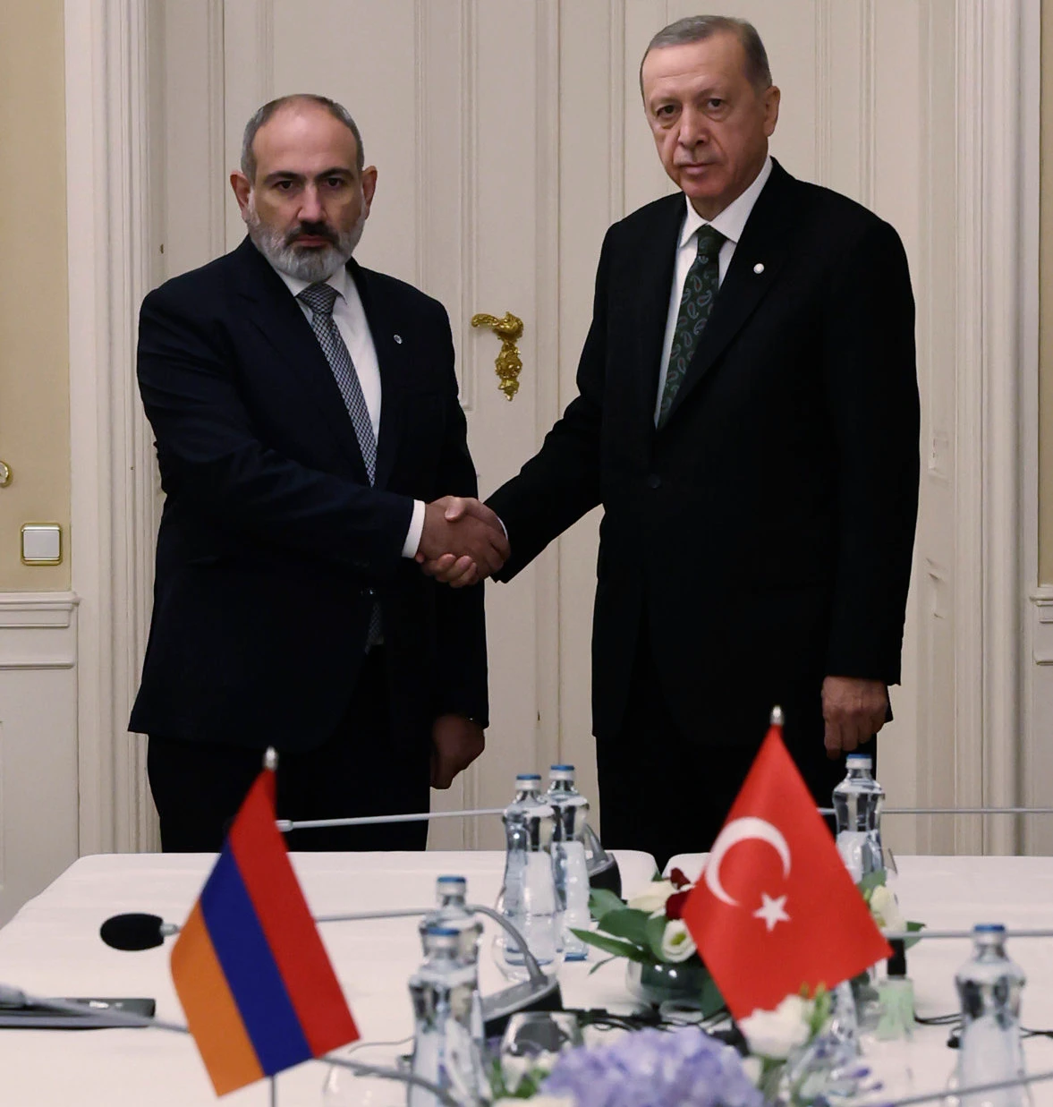 President Recep Tayyip Erdogan, right, and PM Nikol Pashinyan meet in Prague on Oct. 6, 2022. (AP)