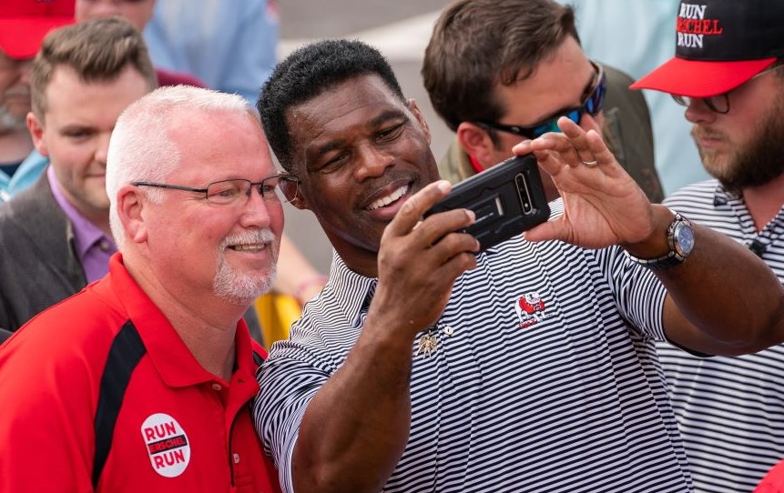 Republican candidate for the US Senate Herschel Walker takes a photo with a supporter in Hiram, Georgia, Nov. 6, 2022. (AFP)