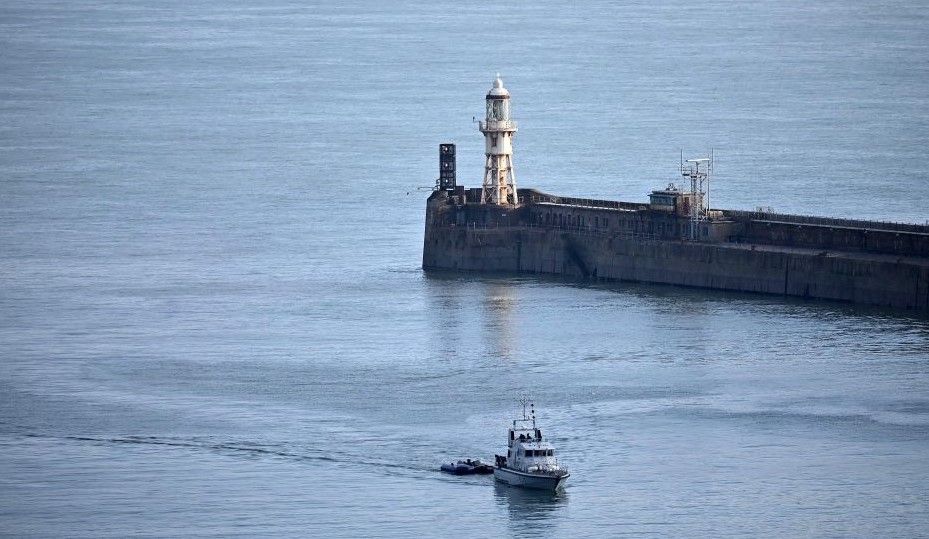 HMS Smiter, a Royal Navy patrol vessel tows two empty rubber dinghies into the Marina in Dover, England, Nov. 30, 2022. (AFP)