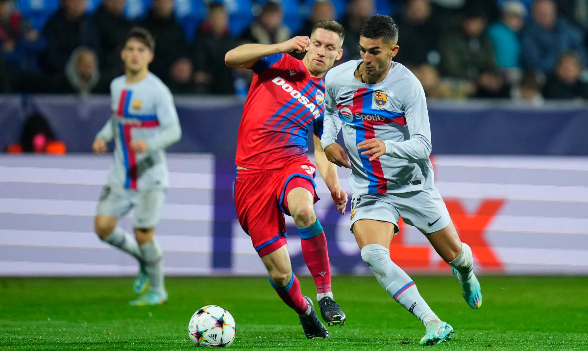 Barcelona's Ferran Torres, right, is challenged by Plzen's Lukas Kalvach during the Champions League group C soccer match between Viktoria Plzen and FC Barcelona at the Doosan Arena in Plzen, Czech Republic, Tuesday, Nov. 1, 2022. (AP)