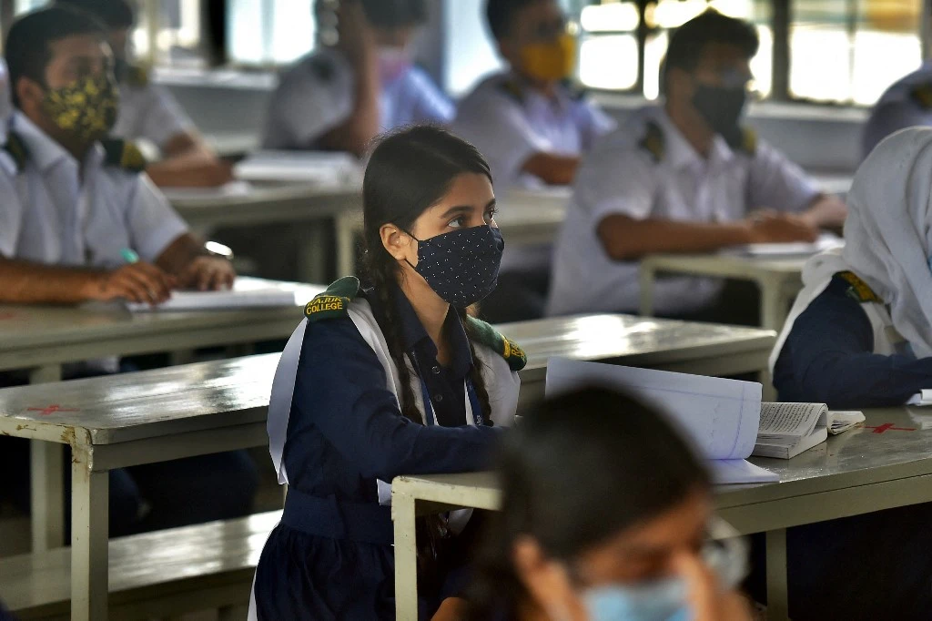 Students attend their class at the Rajuk Uttara Model College in Dhaka on Sept. 12, 2021. (AFP/File Photo)