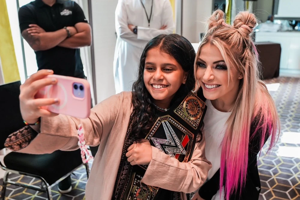Alexa Bliss with a young fan. (AN Photo/Abdulaziz Al-Nomman)