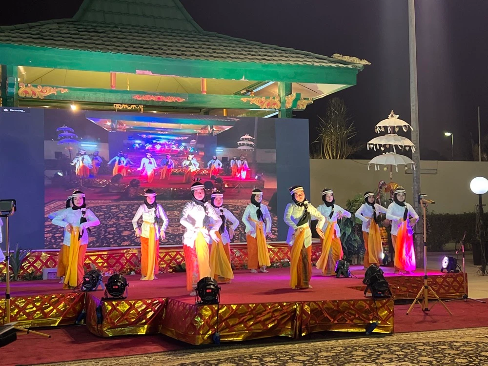 The event featured decorated booths serving many Indonesian dishes, live music, and performances. (AN photo)