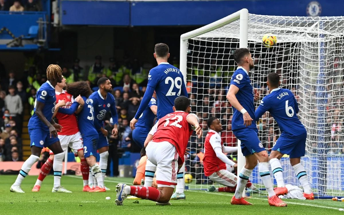 Arsenal’s Brazilian defender Gabriel Magalhaes, on goal line, scores the winner against Chelsea at Stamford Bridge in London, England, Nov. 6, 2022. (AFP)