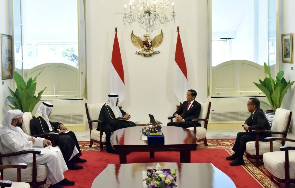 Indonesian President Joko Widodo receives Abu Dhabi Forum for Peace secretary-general Al-Mahfouz bin Bayyah at the Merdeka Palace in Jakarta on Nov. 7. (Indonesian Cabinet Secretariat)