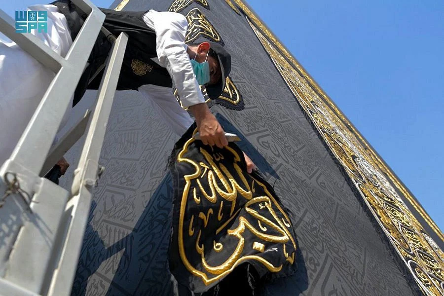 Saudi Arabia carries out maintenance on Kaaba Kiswa