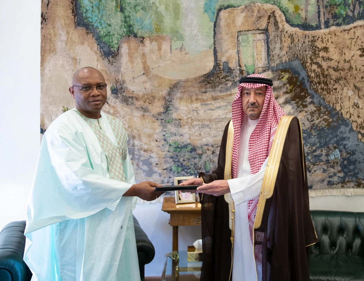 Saudi’s Deputy Foreign Minister Waleed bin Abdulkarim Al-Khuraiji received the letter on the king's behalf from Special Envoy of Guinea’s President Fode Amadou Fofana. (SPA)
