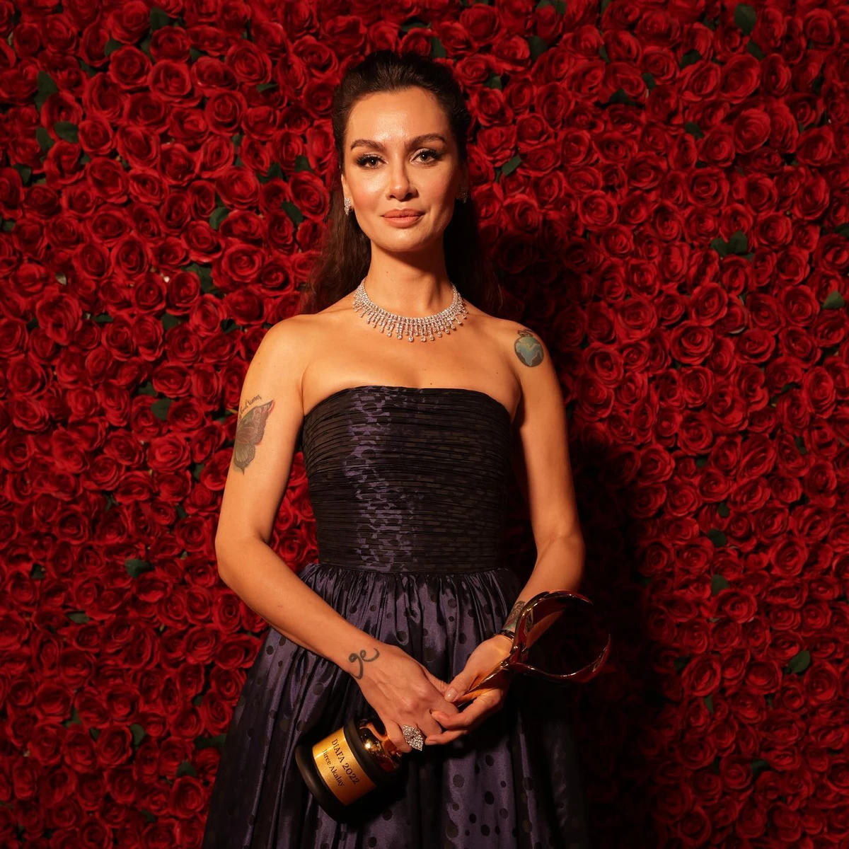 Turkish actress Birce Akalay dedicates award to slain Iranian women