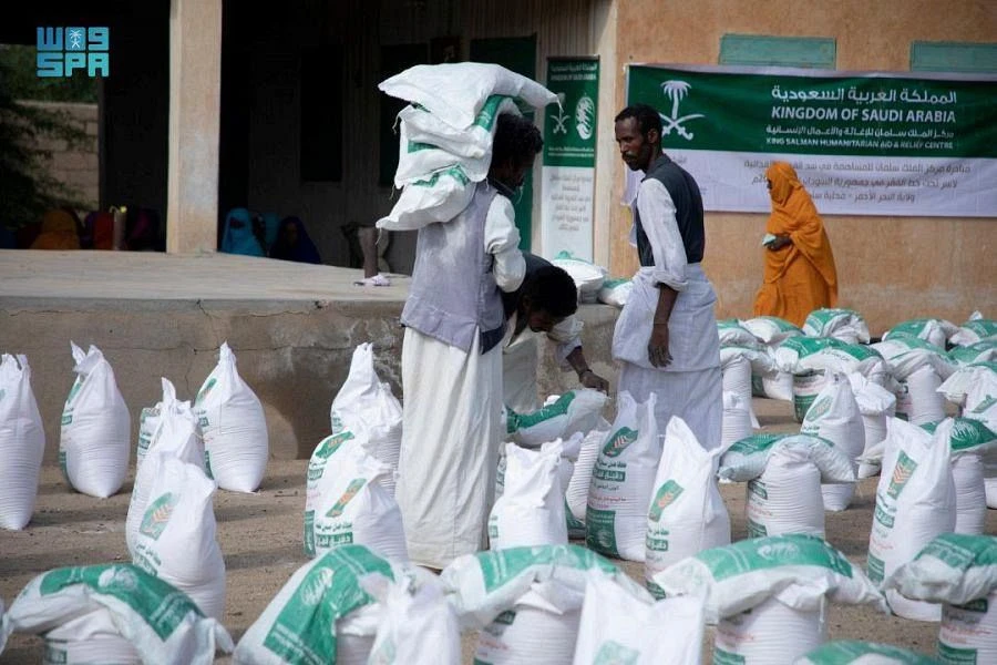 KSRelief distributes tons of food aid in Sudan. (SPA)