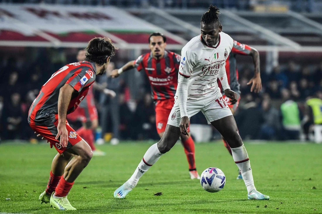 AC Milan's Portuguese forward Rafael Leao (R) challenges Cremonese's Italian defender Leonardo Sernicola during the Italian Serie A match between Cremonese and AC Milan on Nov. 8, 2022. (AFP)