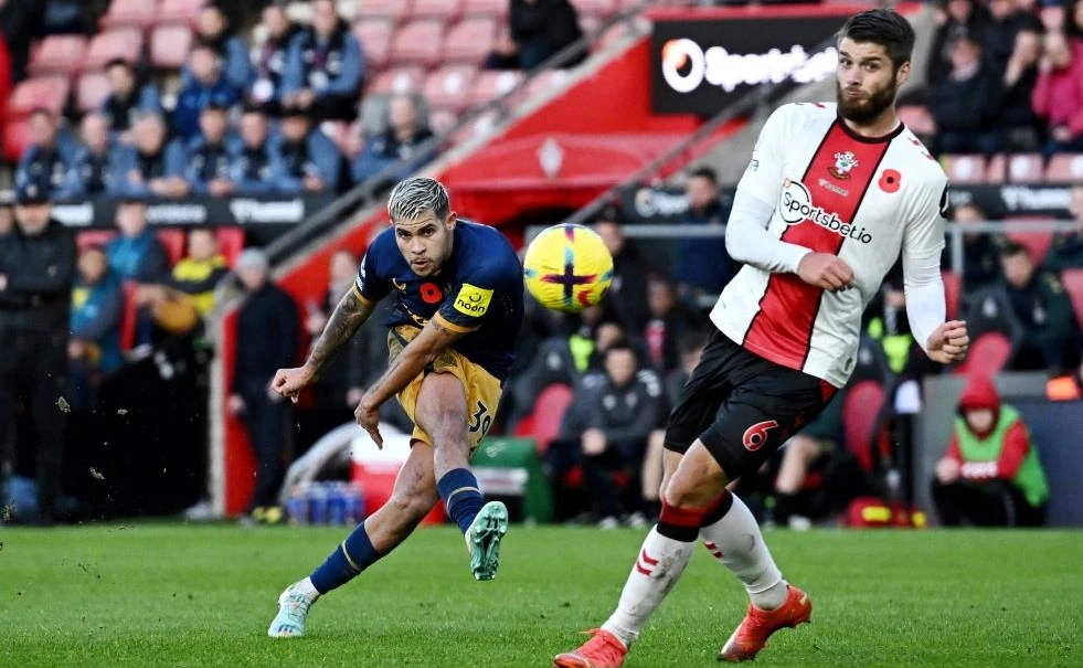 Bruno Guimaraes scores Newcastle United’s fourth goal at St. Mary’s Stadium, Southampton, Britain, Nov. 6, 2022. (Reuters)